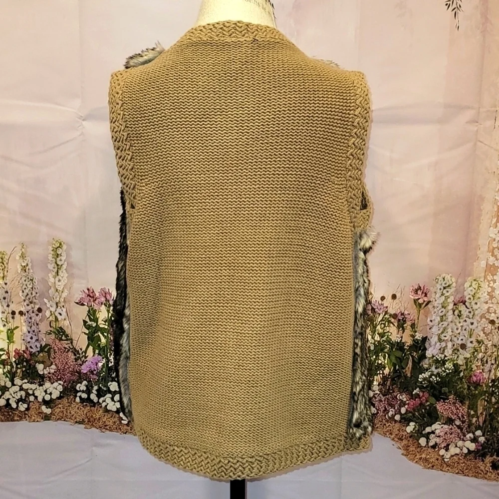 𝅺ann Taylor Fur Vest  NWT